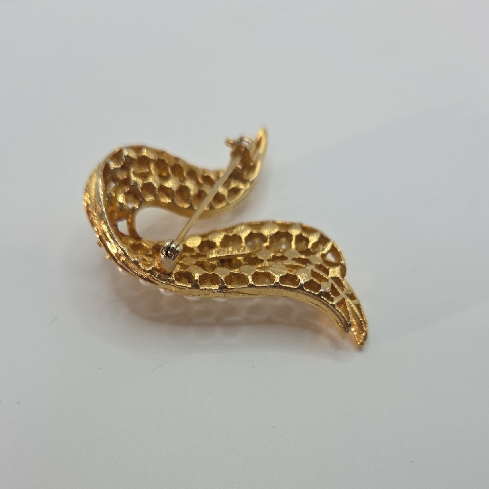 Lisner Vintage Gold and Pearl Wave Brooch - Picture 4 of 7